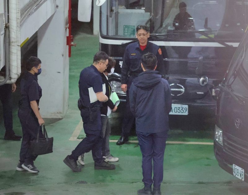 國民黨台北市黨部主委黃呂錦茹（後中）於25日下午在戒護下步上囚車，被送往台北看守所。圖/中央社