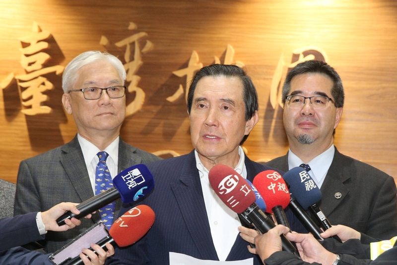 前總統馬英九（中）26日結束訪中行程，下午搭機返抵台灣，並在桃園國際機場發表談話，呼籲總統賴清德放棄「抗中害台」這樣走不通的路，讓兩岸民間暢通交流，維繫台灣民眾利益與福祉。 圖/中央社