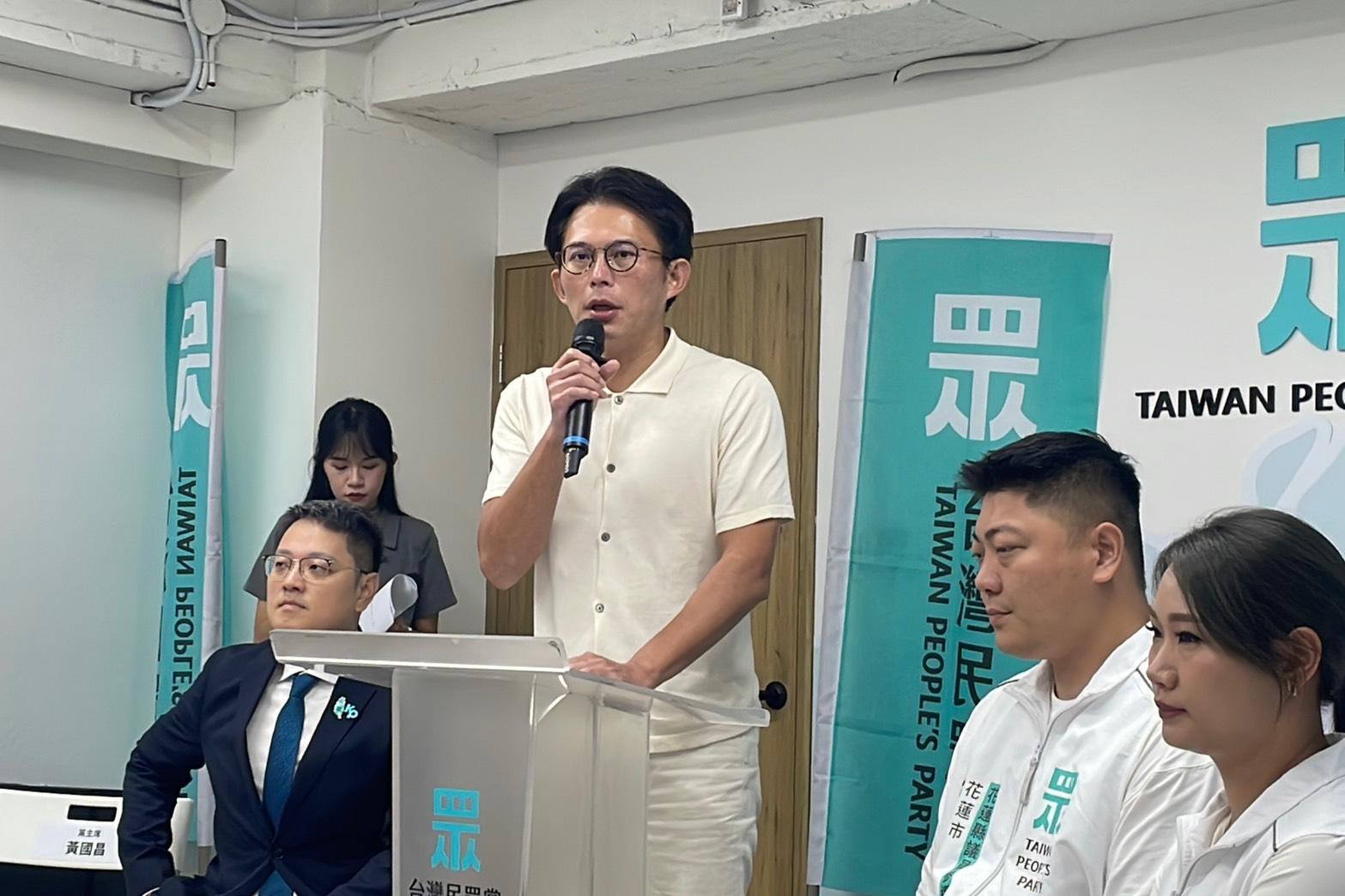 爆料梁文傑赴陸「醉倒飯店大廳」還要國台辦照顧！黃國昌叮囑青年團：以此為戒