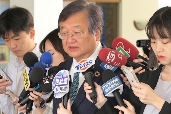 衛福部長邱泰源（中）15日表示，無論是藥價調整的因應，或缺藥平台的靈活性，衛福部都做最好的準備，保障國人用藥的充分和安全，請國人放心。圖／中央社
