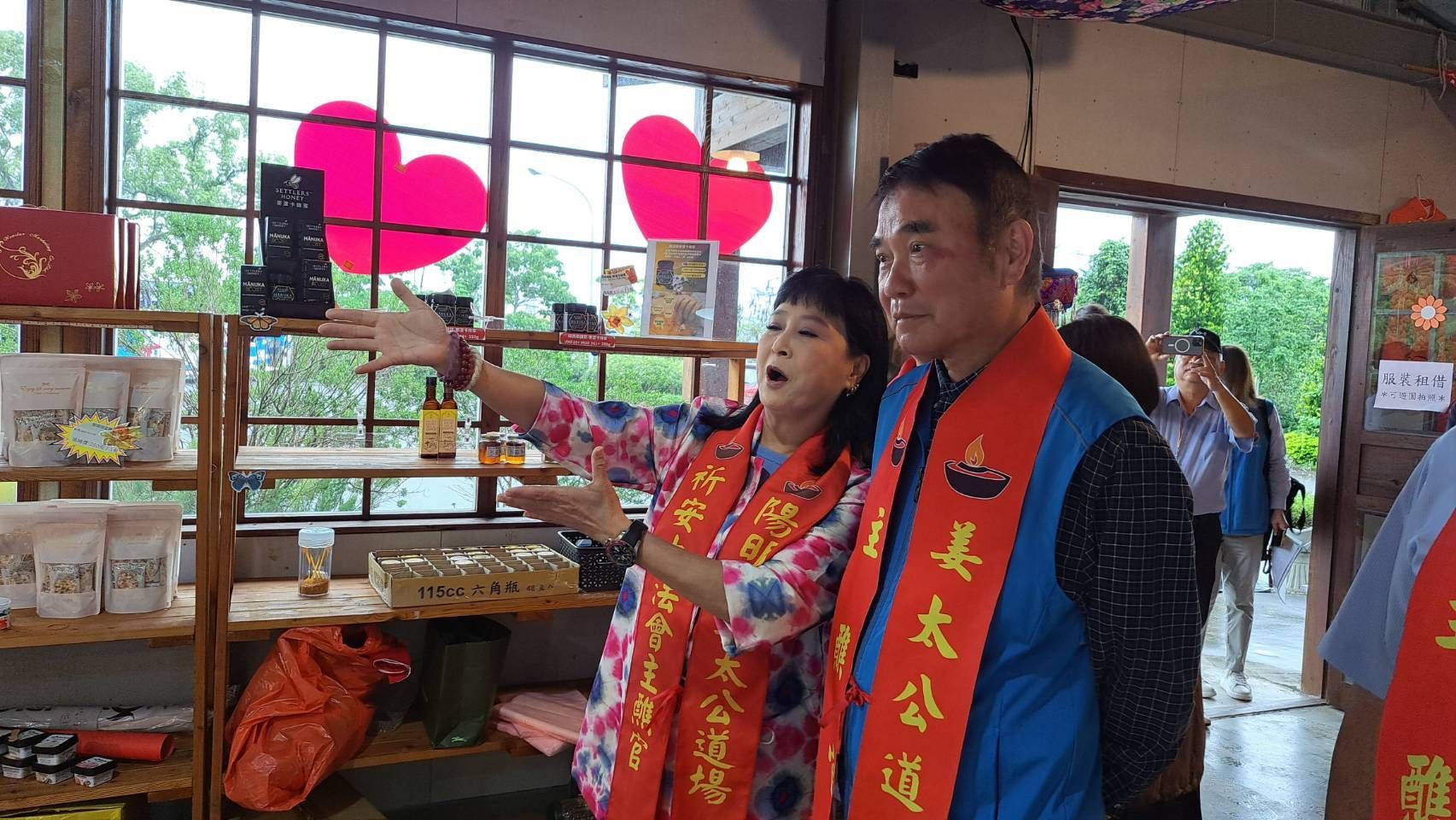 資深藝人馬妞（左）受邀出席活動，受訪時她說已全力推動遊覽車到此踩點，活絡地方經濟。圖／姜太公中部道場客家大院提供
