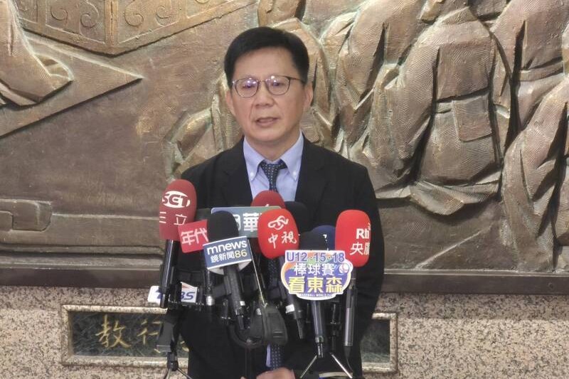 張廖萬堅公務出訪「與妻同行」 綠輕輕放下　新黨：應先停職
