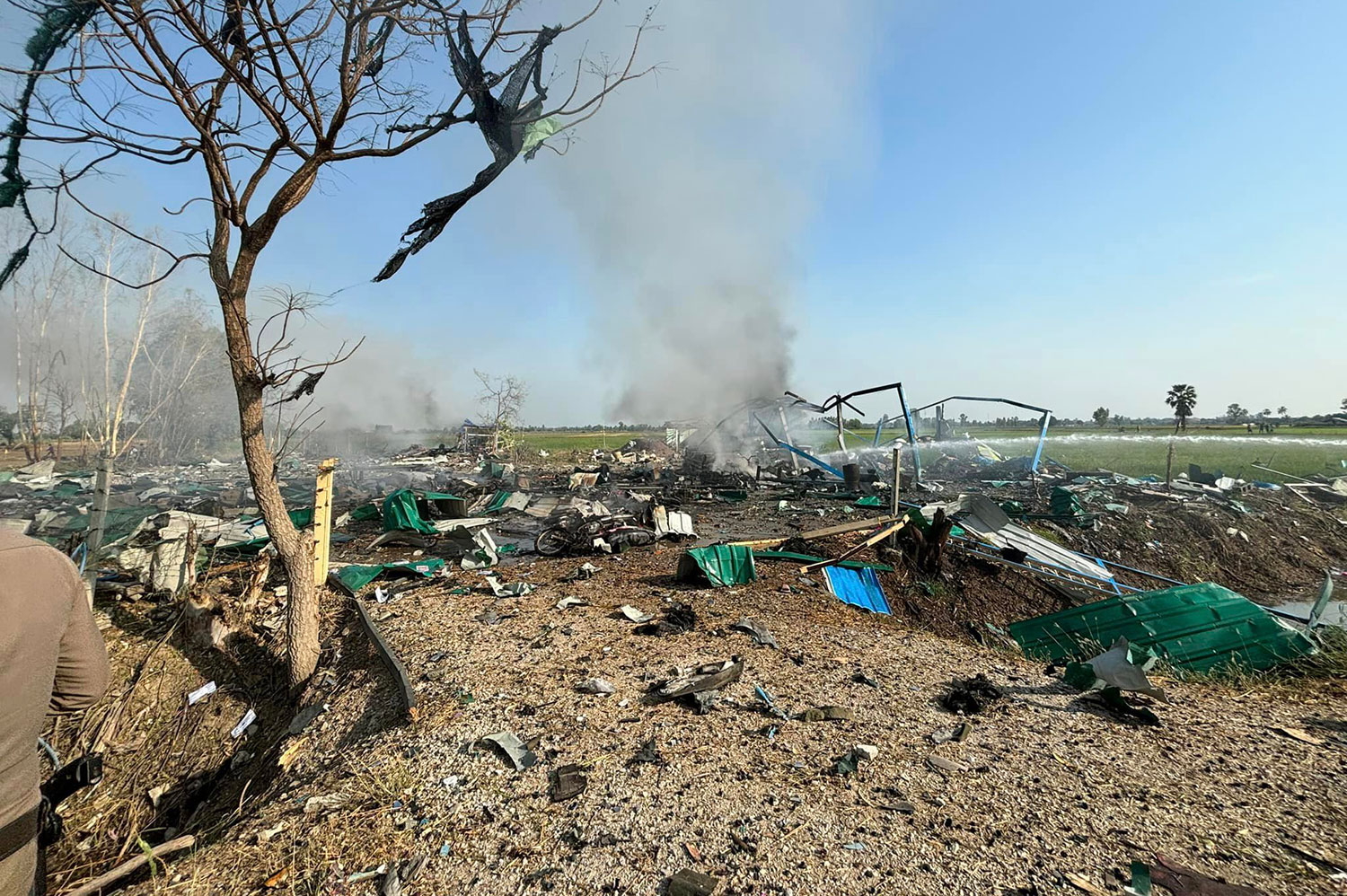 爆炸威力強大，將地面建物夷為平地。圖/取自素攀武里府公路救援協會 《推特》