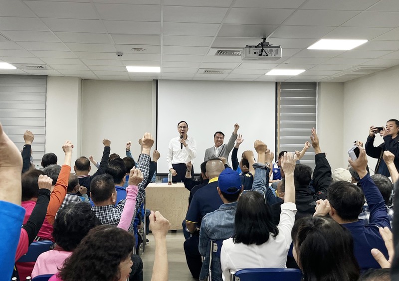 國民黨主席朱立倫（後左，白襯衫）25日上午出席「反惡罷、戰獨裁」說明會桃園楊梅場。圖/中央社
