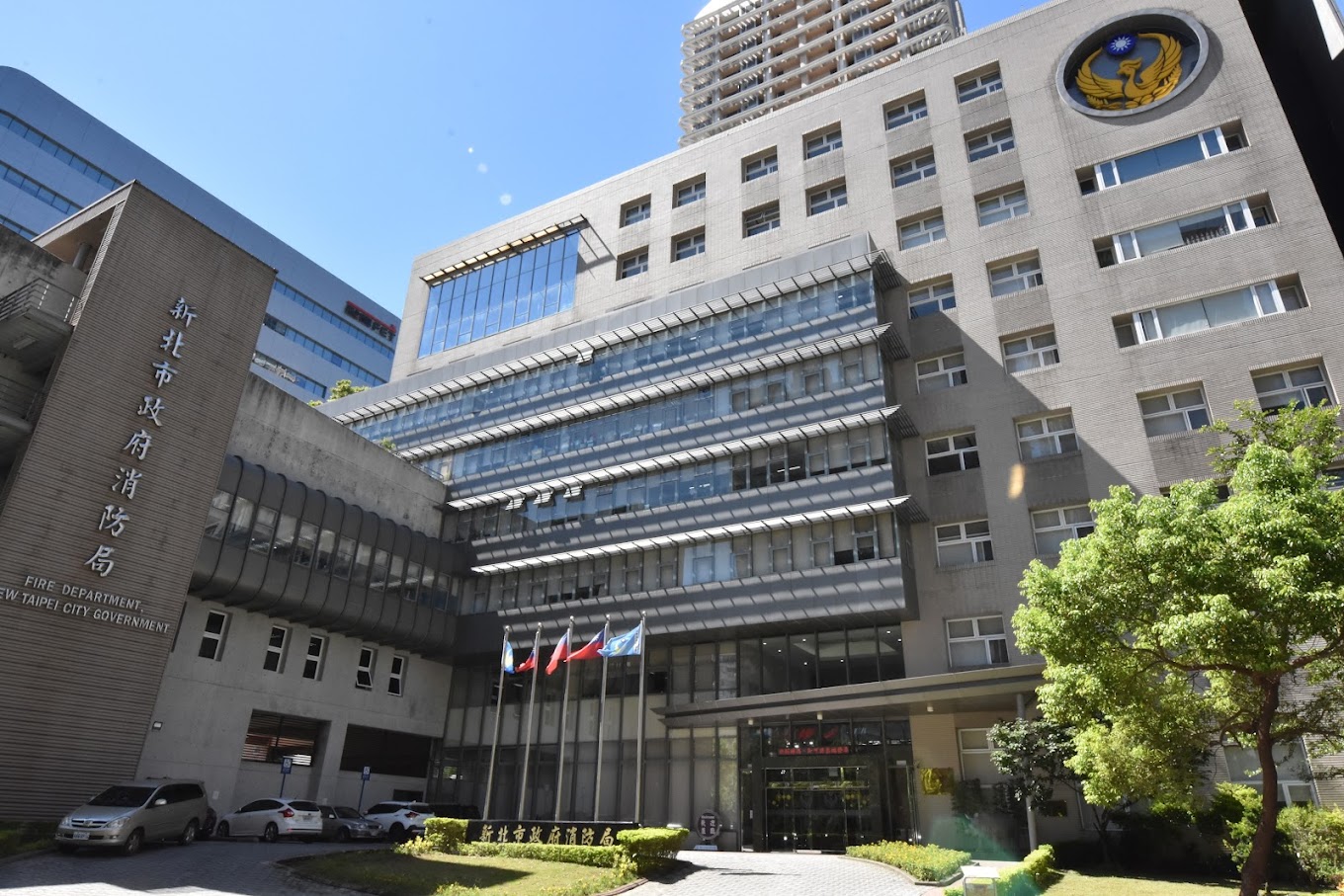 新北市府消防局第2大隊8名警消，涉嫌洩密給殯葬業者，昨日遭檢調搜索，經偵訊後，2人遭聲押，6人交保。圖/翻攝新北市消防局