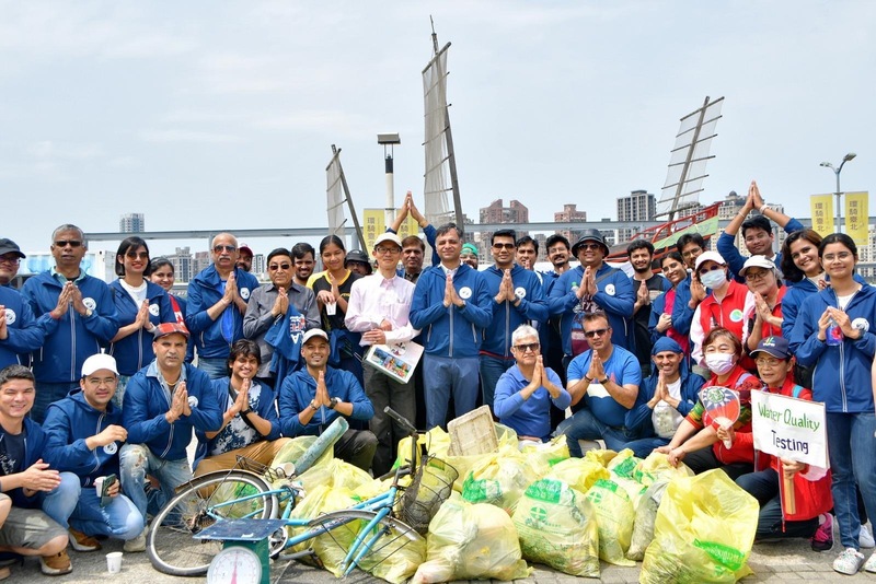 印度台北協會今天（1日）邀請印度僑民至大稻埕碼頭沿淡水河岸進行環保清潔活動，響應世界地球日。圖/中央社