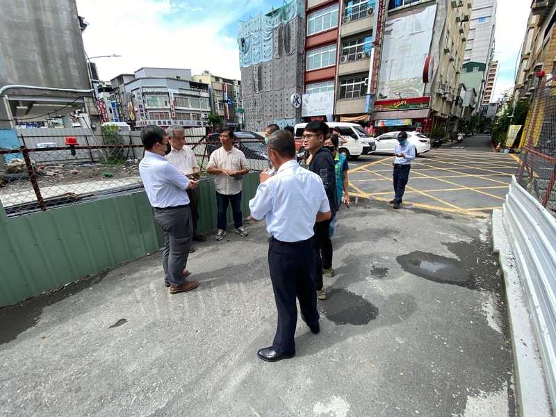 高雄建案挖倒7棟透天！建商喊沒錢賠 高市府：持續督促完成履約