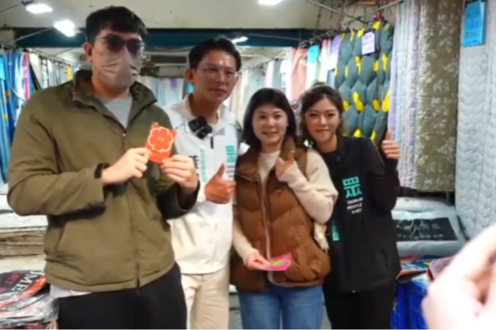 掃街遇現職警致謝「為警消爭權利」　黃國昌被求看腹肌、阿姨大讚：越來越帥