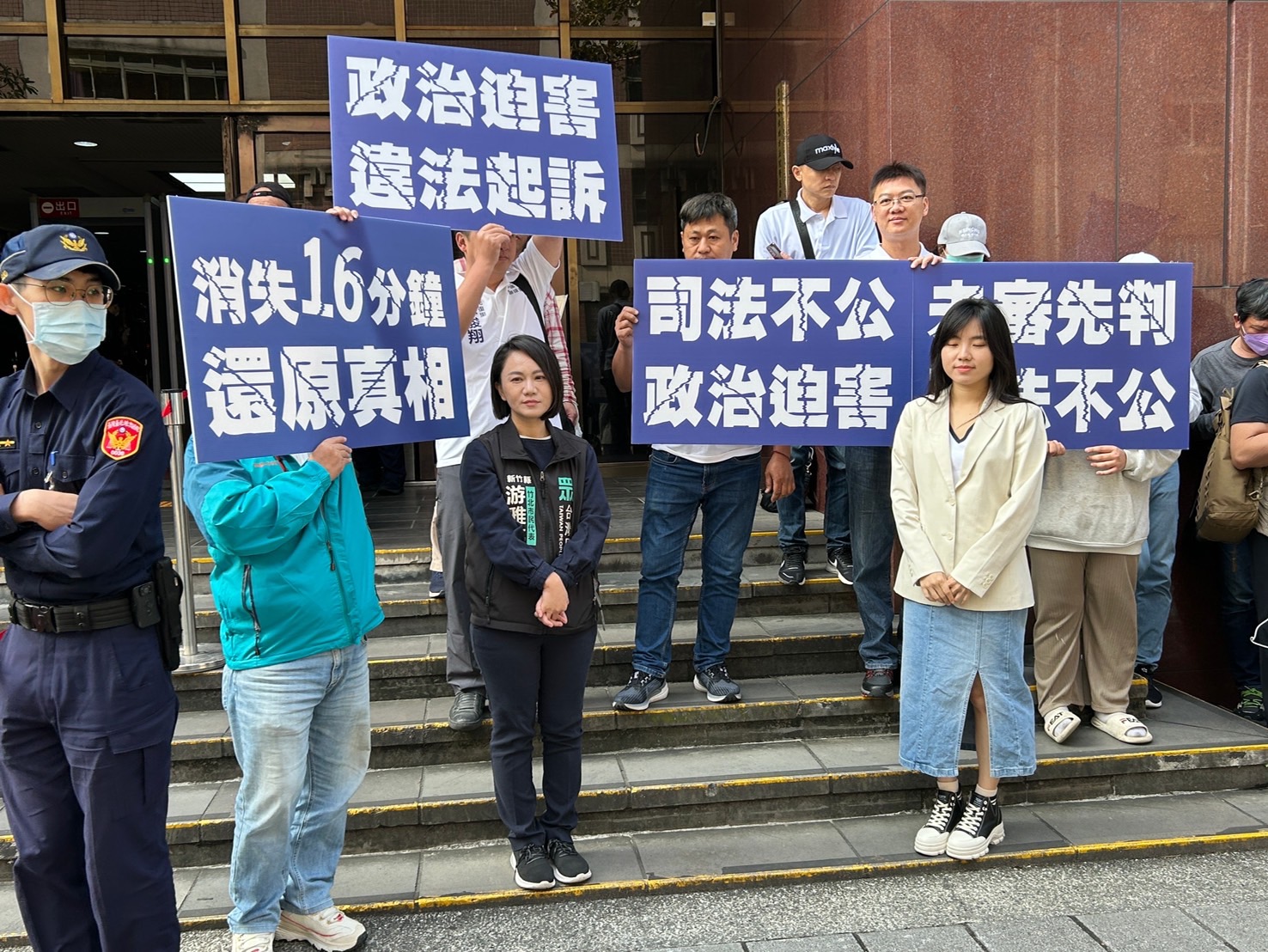 台北地院27日續審高虹安立委助理費案，台灣民眾黨新竹市議員宋品瑩（右）偕同竹市多位基層里長北上聲援高虹安。圖/民眾黨新竹市黨部提供