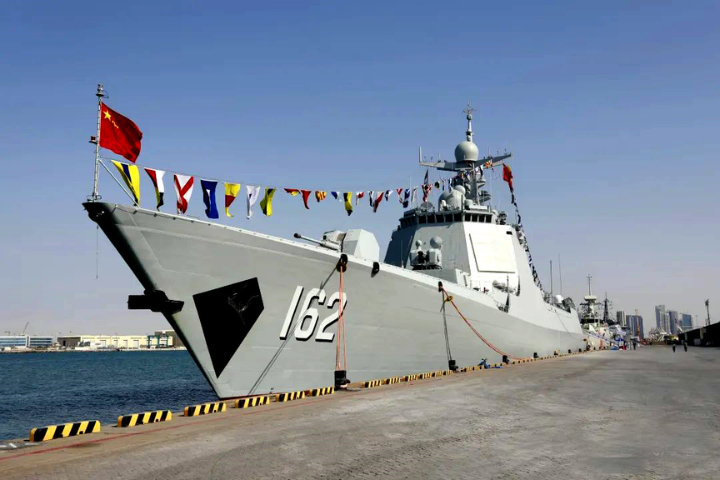 解放軍現役主力戰艦首度駛入香港！飛彈驅逐艦、護衛艦開放登艦參觀