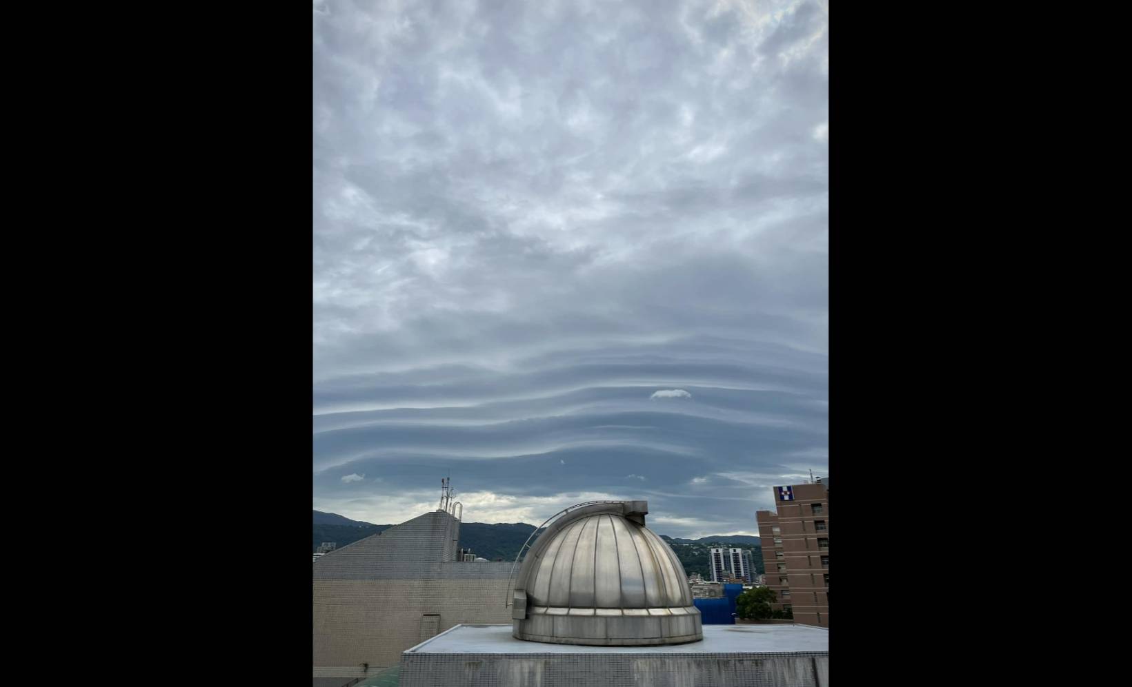 近兩日天空出現巨大如波浪般的雲朵，引起了廣大民眾的關注和討論。中央氣象署則說明成因。圖/取自臉書台北天文通.jpg