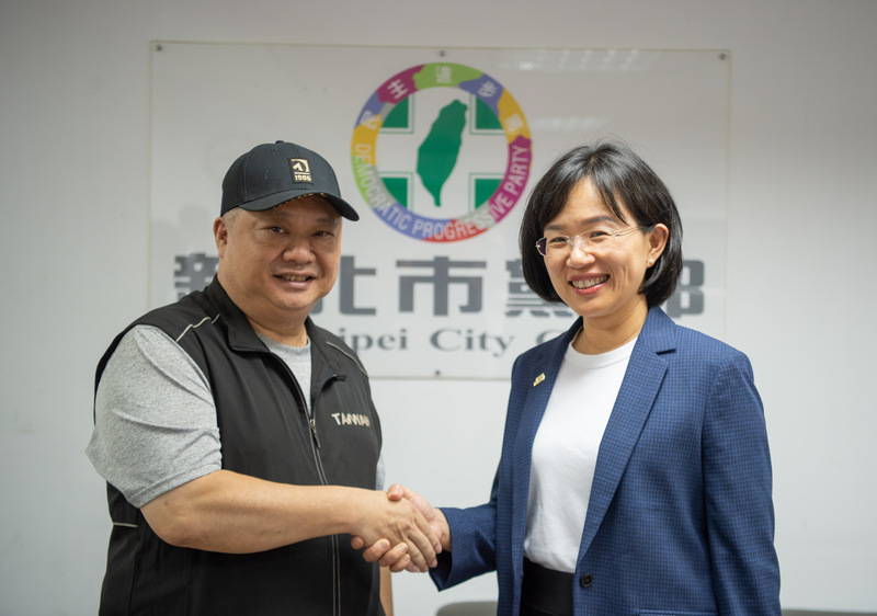 民進黨籍立委蘇巧慧（右）當選新北市黨部主委，7日與代理主委蘇高松（左）完成交接。當被問到是否投入新北市長選戰，她回應，會努力讓自己成為對這個城市能夠發揮貢獻的人之一。圖/中央社