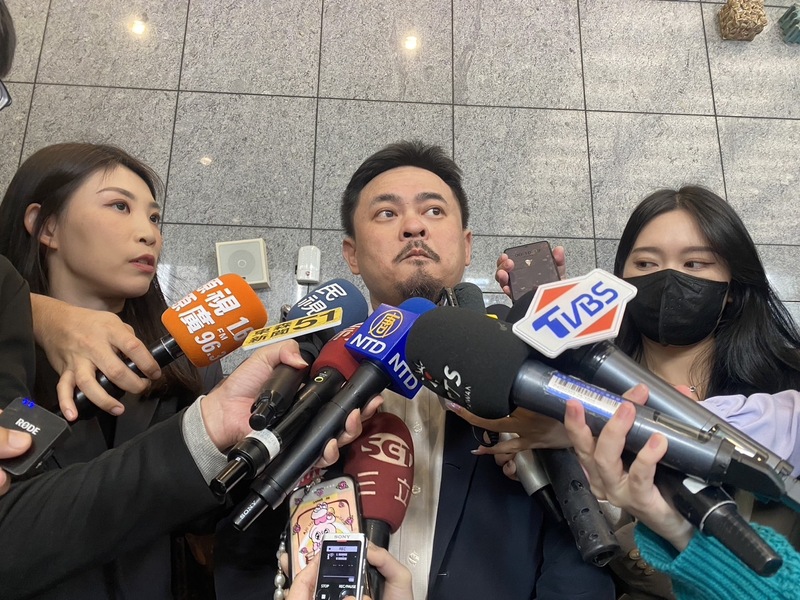 勞動部長洪申翰26日一大早前往北分署,勉勵基層同仁。圖/中央社