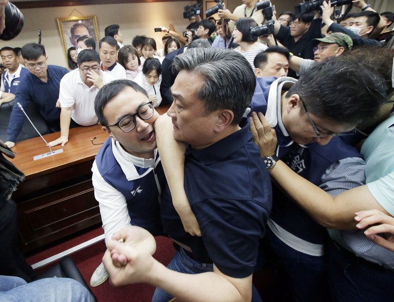 民進黨在立法院近日多起違法暴力的演出，變成了一群妖魔鬼怪，攪亂了國會的議事程序。圖/中央社