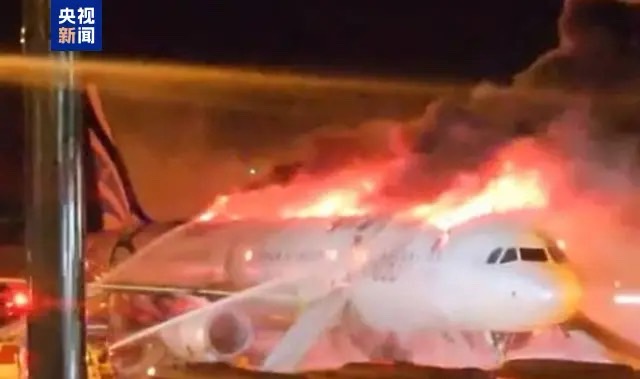 釜山金海國際機場一架釜山航空客機機尾發生火災。圖/取自央視