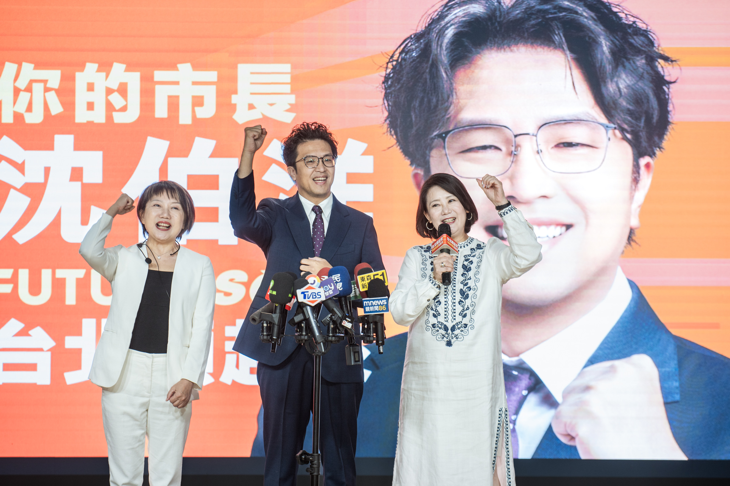 民進黨立委沈伯洋(中)4日宣布其台北市長競選主視覺;左為綠委范雲、右為綠委吳思瑤。圖/沈伯洋辦公室提供