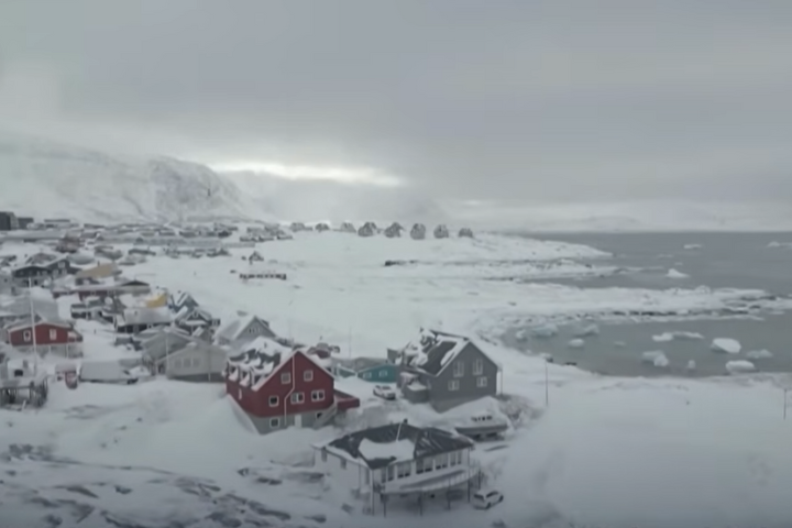 地處大西洋北邊北極圈的格陵蘭島，如今成為美國想「佔領」的另一領土。圖為寒冬凜冽的格陵蘭。圖／取自DW News YT頻道