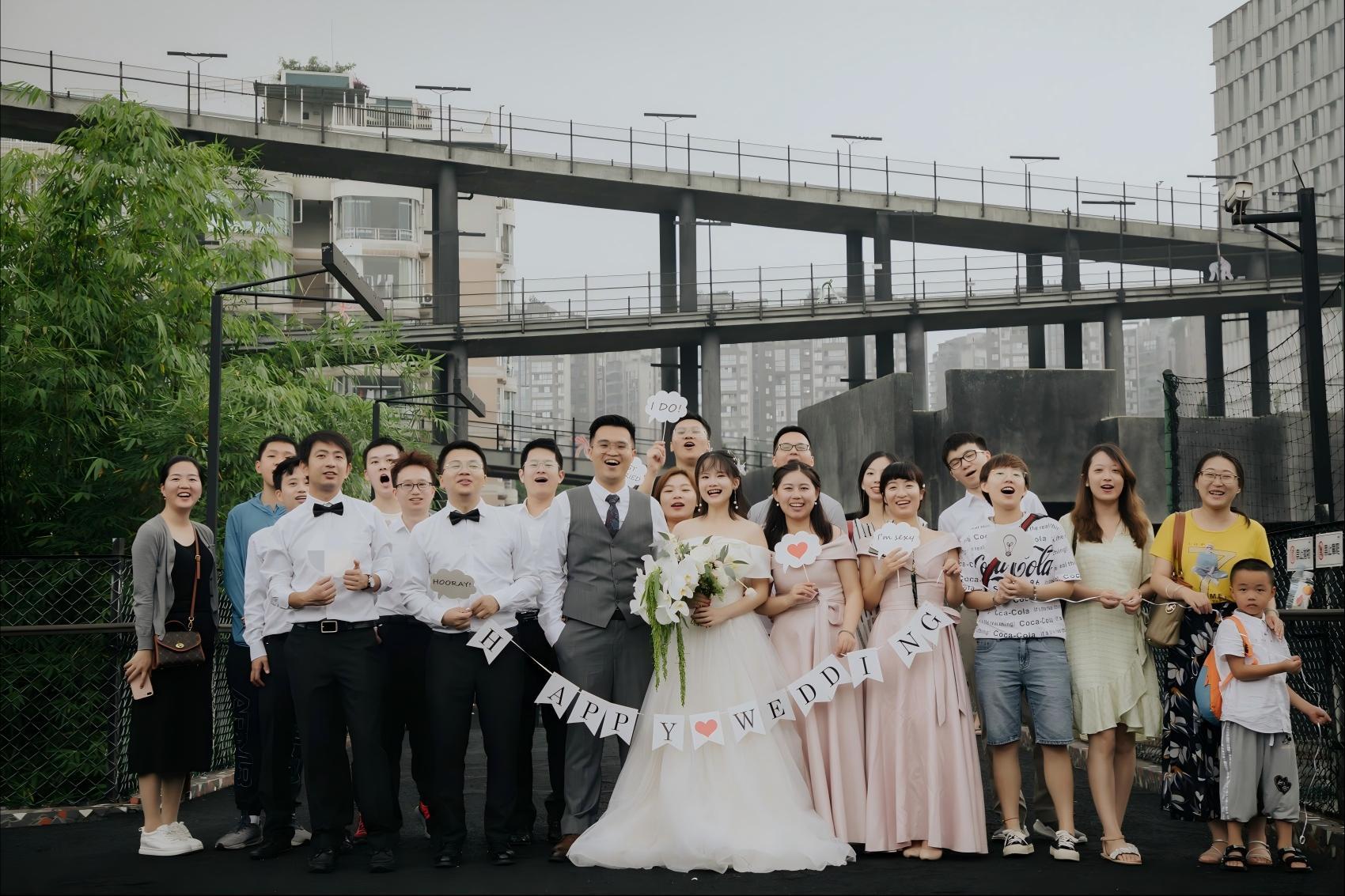 在李卓穎看來,經營婚姻都需要經歷磨合,「我們不去刻意改變對方,而是在磨合中把兩地的不同變成变成獨屬於我們兩個人的小確幸」。如何活法,也是充滿人生智慧。圖為兩人當年結婚時。圖/廖家興提供