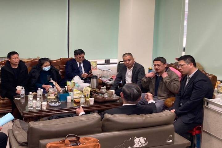 大陸快艇事件釀2死，福建省晉江市紅十字會高級顧問李朝暉（後排右三）在金門陪同家屬與我方人員溝通。圖/吳成典攝