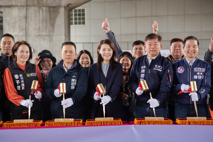 新竹市長高虹安（中）。圖/取自中央社