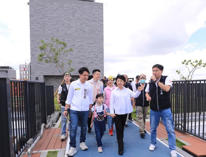 台中市長盧秀燕強調，政治對抗對社會沒有任何益處，呼籲各方應以民眾福祉為重。圖為盧秀燕（前右2）參觀台中第9處完工招租的社宅。圖/中央社