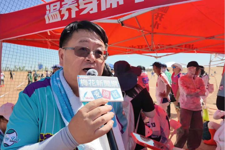 澎湖縣體育會董事長葉冠男坦言,在海邊打球多年,卻是第一次在沙漠比賽,感受非常新鮮。圖/記者陳思豪攝