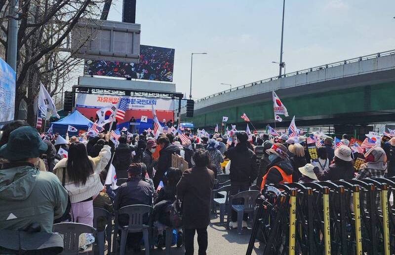 韓國憲法法院4日上午就總統尹錫悅彈劾案宣判，許多民眾一早就聚集在總統官邸附近。圖/中央社