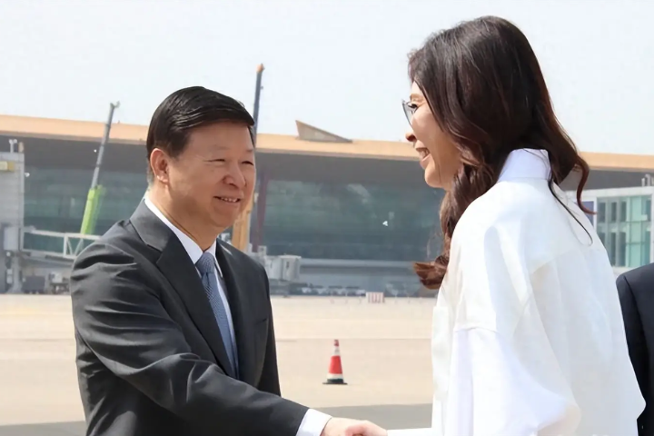 中共中台辦、國台辦主任宋濤（左）堪稱「鄭習會」的靈魂人物，從起談到接機送機都是他。圖為國民黨主席鄭麗文12日返台前，宋濤親自送機。圖／取自新華網