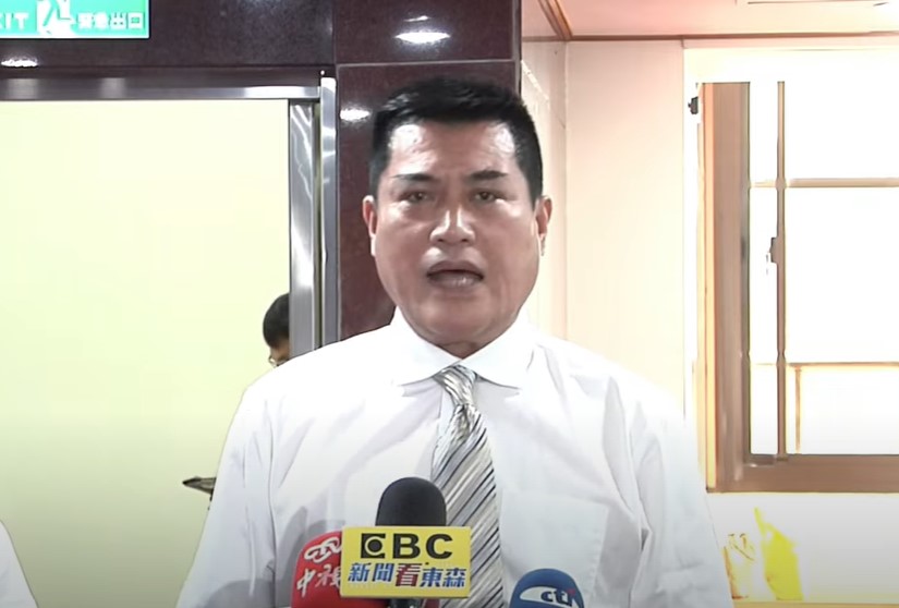 剛參加完國防機密會議赴陸遭針對，立委黃仁暴怒：民進黨是不是欺負原住民？圖/林睿康攝