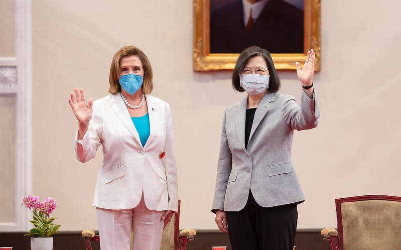 2022年，美國時任眾議院議長裴洛西（左）訪台與總統蔡英文（右）會面，引起北京強烈不滿。圖/取自總統府官網
