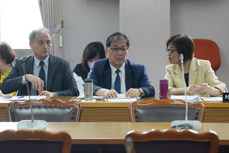 剴剴案令民眾心痛，上萬民眾附議凌虐故意殺害兒童者應處死刑且不得假釋等訴求，法務部日前回應不予採納，引發討論；法務部長鄭銘謙（中）19日在立法院改口表示，虐童行為是人神共憤、天理難容及零容忍，更周延的法律保護，法務部仍在研議中。圖/中央社