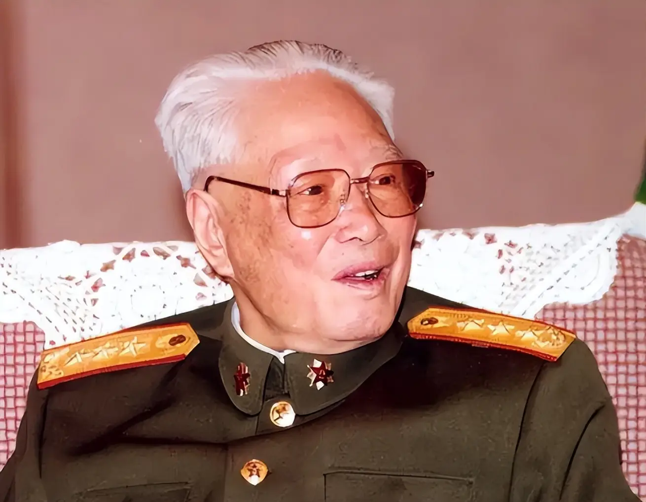 中共解放軍上將張震，1992年中共十四大時曾在鄧小平「扶上馬送一程」要求下，成為總書記江澤民時代的中央軍委副主席，四個兒子皆是將軍，其中三子張海陽升至上將兼二炮政委。圖／取自搜狐