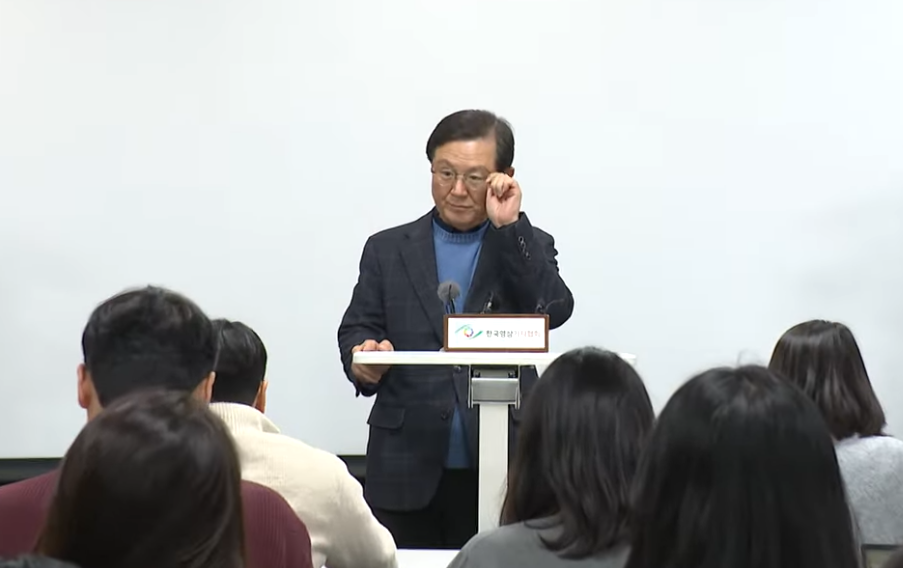 尹錫悅律師尹甲根8日下午出面召開記者會。否認尹錫悅出逃傳言。圖/翻攝自뉴스TVCHOSUN YouTube頻道