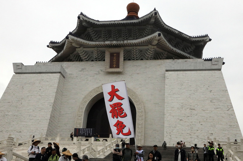 美國關稅戰正引發各國憂心經濟受影響，在日、韓皆稱「國難當頭」之際，作家楊渡認為，賴政府卻還在拚大罷免，如同鐵達尼號撞冰山。圖為蔣中正逝世50週年之際，民團前往中正紀念堂稱不要獨裁，但焦點卻是大罷免。圖／中央社