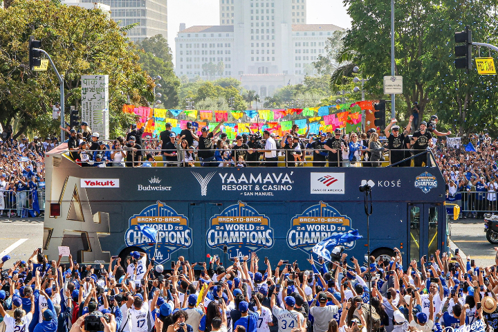 道奇今封王遊行！大谷攜嬌妻揮手　山本由伸喊「輸球從不在選項」嗨翻全場