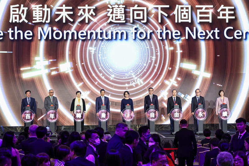 蕭美琴副總統等1日下午出席「中央社百年社慶酒會」，感謝中央社成為臺灣走向世界、世界走進臺灣的橋梁。圖/中央社
