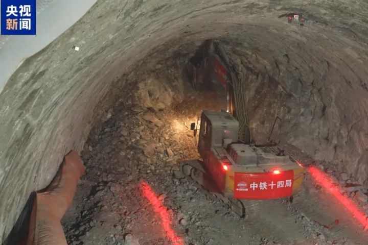 重慶菜園壩長江鐵路隧道,長江穿越段長1282公尺,覆土最薄處僅約10公尺,施工風險相當高。圖/取自央視新聞