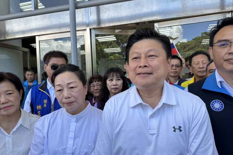 國民黨花蓮縣黨部1日舉辦「反惡罷團結大會」，是大罷免以來花蓮藍營首場大型反罷免活動，立法院黨團總召傅崐萁（前右）與妻子徐榛蔚（前左）到會場，接受媒體聯訪。圖/中央社.jpg