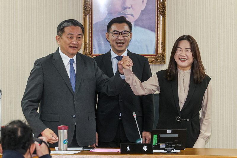 立法院29日上午舉行常設委員會召委選舉，由民進黨立委王定宇（左）、國民黨立委馬文君（右）當選外交及國防委員會召委，兩人與立法院副院長江啟臣（中）合影。 圖/中央社