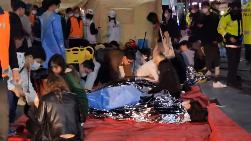 梨泰院商圈2022年萬聖節發生推擠踩踏事故，造成上百人死傷。圖/翻攝自서울의소리 Voice of Seoul News YouTube頻道