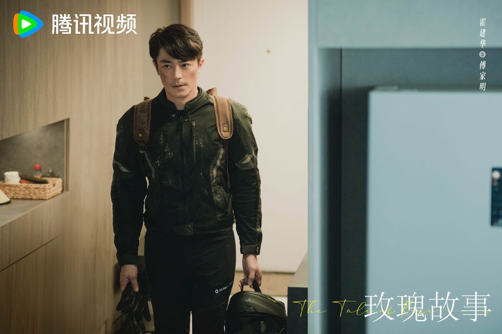 霍建華暌違5年再度演出電視劇，是劉亦菲劇中的靈魂伴侶。圖/取自《玫瑰的故事》微博