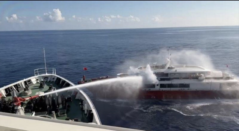 海巡署「雲林艦」以水炮驅離越界中國船。(海巡提供)