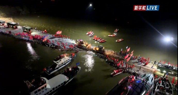 7月8日22時31分,大陸湖南岳陽華容縣洞庭湖潰堤處已正式合龍。圖/取自新華社截圖