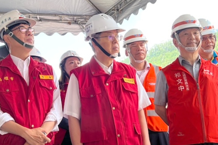 前行政院長陳建仁（中）2023年8月到高雄市桃源區勘災。圖/記者林瑞益攝