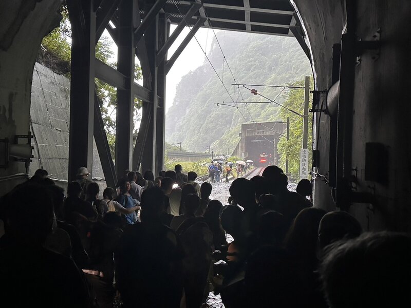 台鐵229次EMU3000型自強號21日下午行經花蓮崇德與和仁間，在清水隧道南口撞到落石。圖/中央社