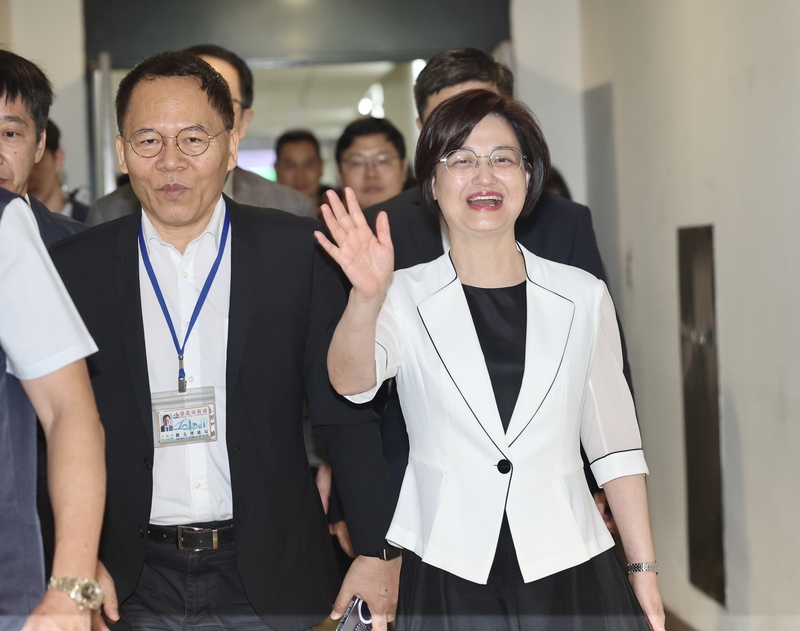 上海市台辦主任鍾曉敏（右）拜訪台北市長蔣萬安，為「雙城論壇」暖場。圖/中央社