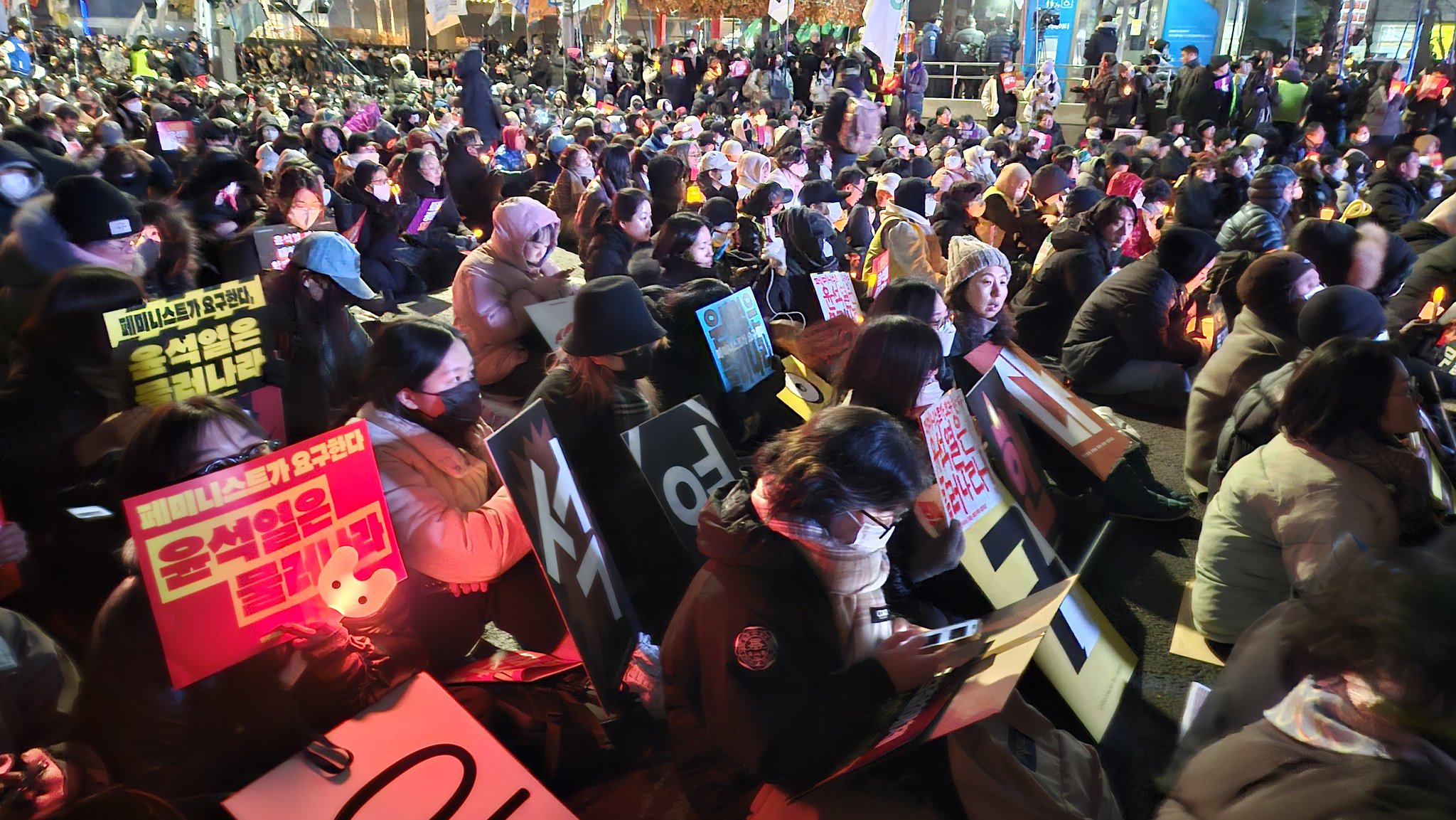 擔心尹錫悅二次戒嚴，首爾市民昨天（6日）傍晚6點多，擠滿市政中心及國會前廣場，怒吼「尹錫悅下台」。圖／取自한국성폭력상담소 KSVRC X