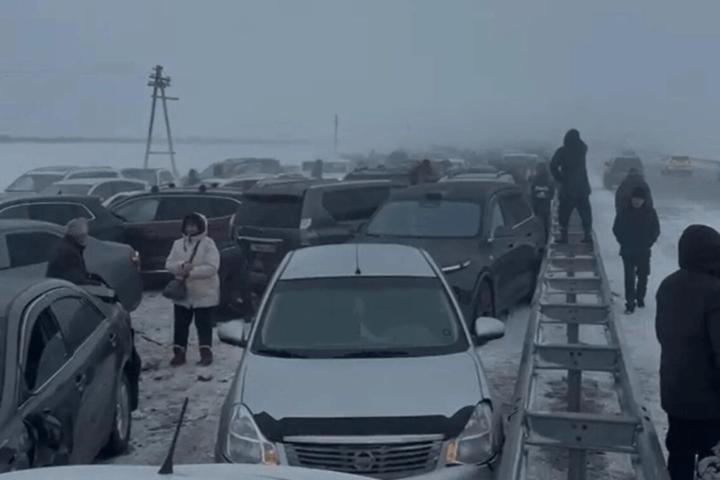 哈薩克發生大規模連環車禍。圖/取自CA Viral《推特》