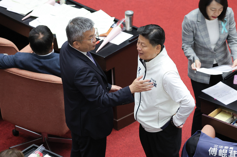 國防特別修例8日在立院審議，最終三讀通過。圖為藍綠黨鞭，國民黨立院黨團總召傅崐萁（右）會前與民進黨團總召蔡其昌寒喧。圖／中央社