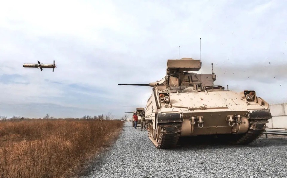 美軍「布萊德利」步兵戰車發射「拖」式反坦克飛彈。圖/取自US Army